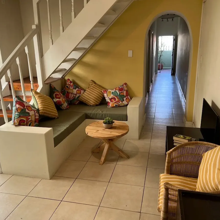 4 Green Doors - 26R Sittingroom